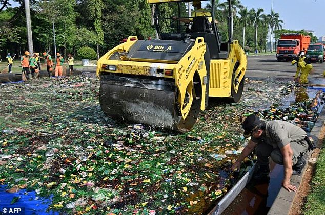 Pemprov DKI Hancurkan 18 Ribu Botol Minuman Keras Oplosan di Monas